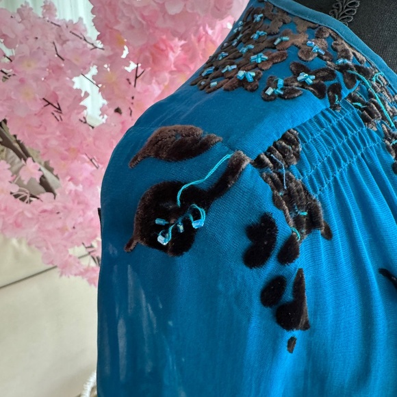 Teal colored silk crushed velvet Hale Bob top sample size - some loose threads - Picture 5 of 10